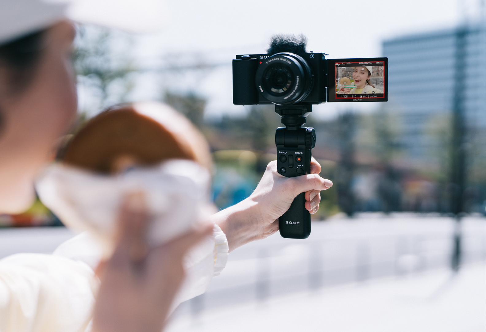 Общий вид камеры ZV-E10 во время съемки видео