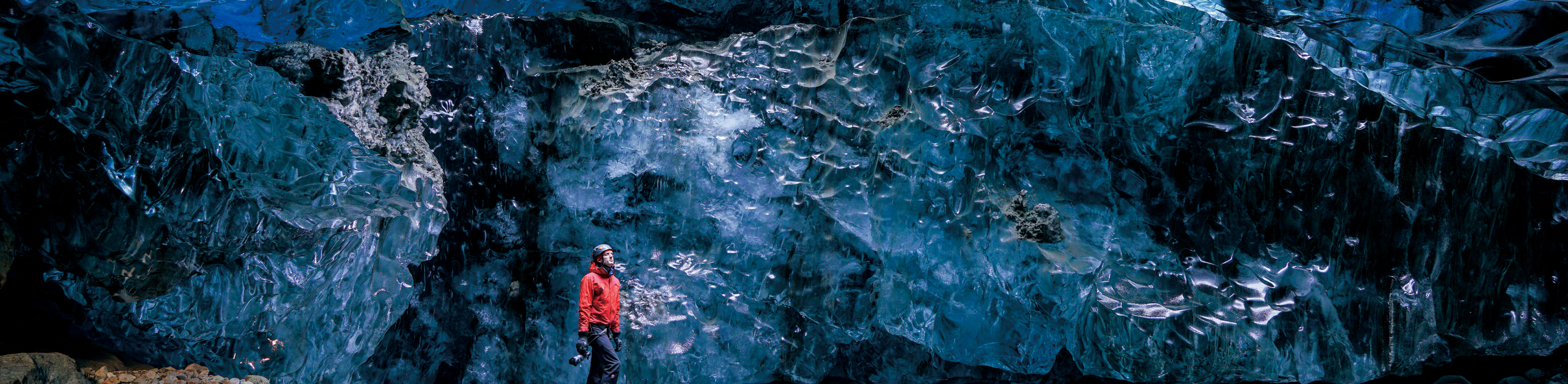 Изображение мужчины в ледяной пещере