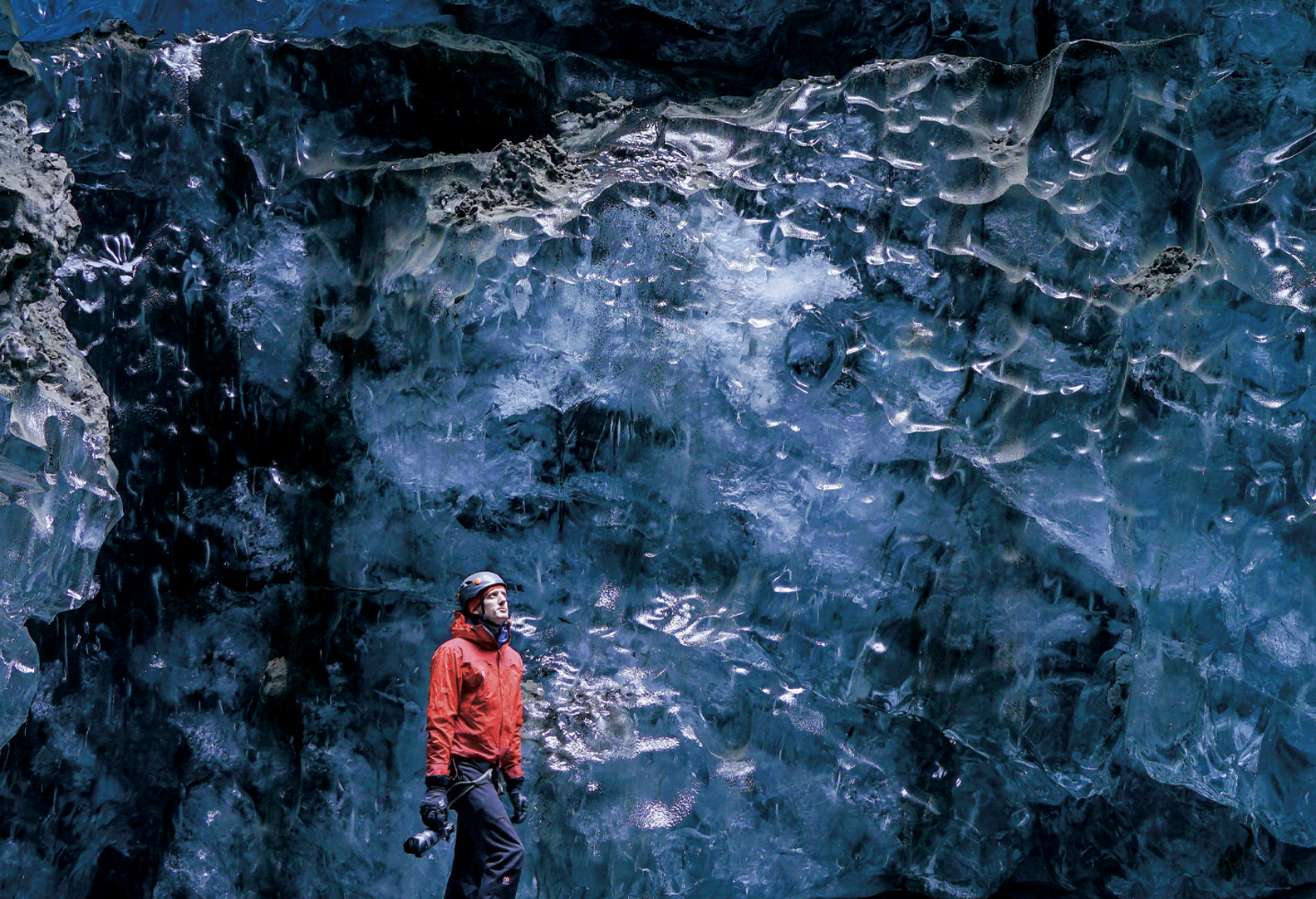 Изображение мужчины в ледяной пещере
