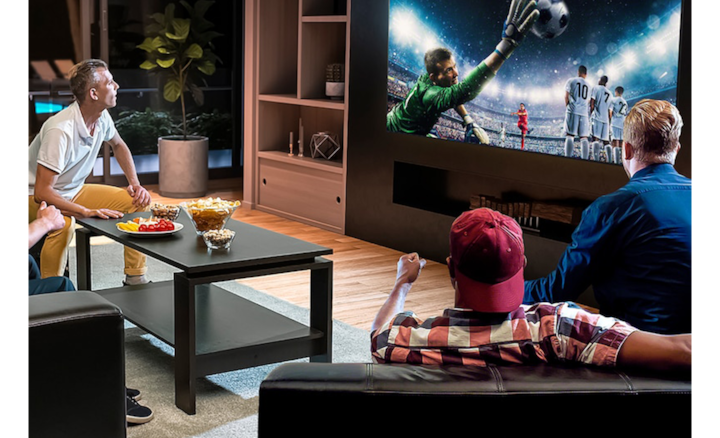 Четверо мужчин смотрят футбол по телевизору Sony с разных ракурсов