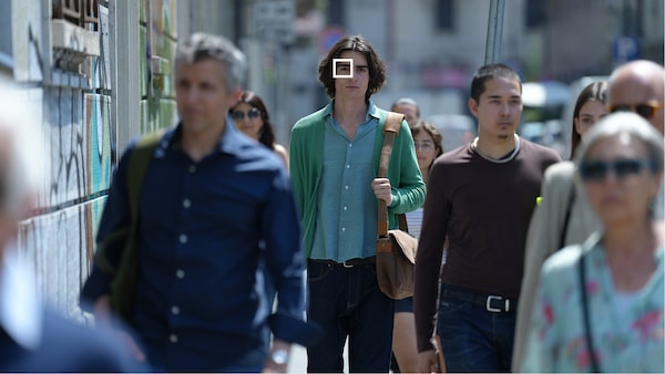Пример изображения женщины на заднем плане в фокусе и мужчины рядом с камерой на переднем плане вне фокуса