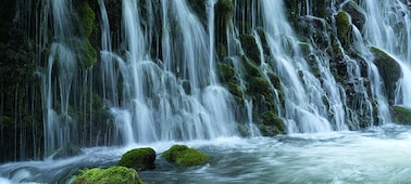 Пример изображения, на котором показан водопад с плавными потоками воды