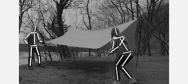 Изображение мужчины и женщины, которые устанавливают палатку