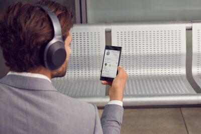Ничего не упускайте с контролем окружающего звука Когда вы в дороге, в приложении Sony | Headphones Connect можно отрегулировать параметры окружающего звука так, чтобы слышать всё, что происходит вокруг вас.