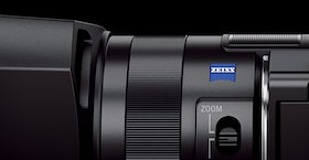 Крупный план логотипа Zeiss® на камере Handycam®