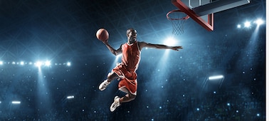 Изображение баскетболиста, пытающегося совершить бросок сверху.