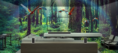 Составное изображение гостиной с диваном и системой окружающего звука в пышных джунглях.