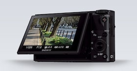 Угловой вид сбоку цифровой камеры Sony DCS-RX100 III Cyber-shot с ЖК-экраном