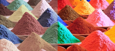Изображение разноцветных куч песка, иллюстрирующее цветовой диапазон технологии Triluminos PRO