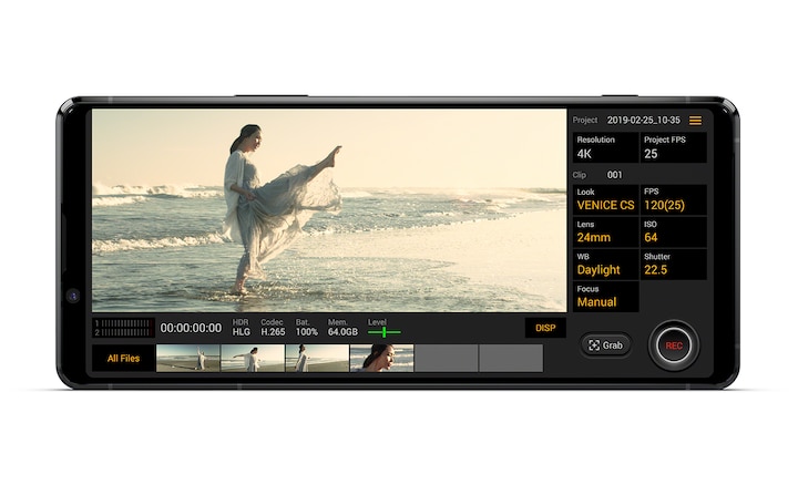 Изображение интерфейса Cinematography Pro на смартфоне Xperia, на который снимают танцующую в воде женщину