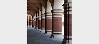 Квадратное изображение колонн в открытой галерее