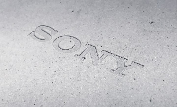 Логотип Sony, нанесенный на бумажный материал тиснением