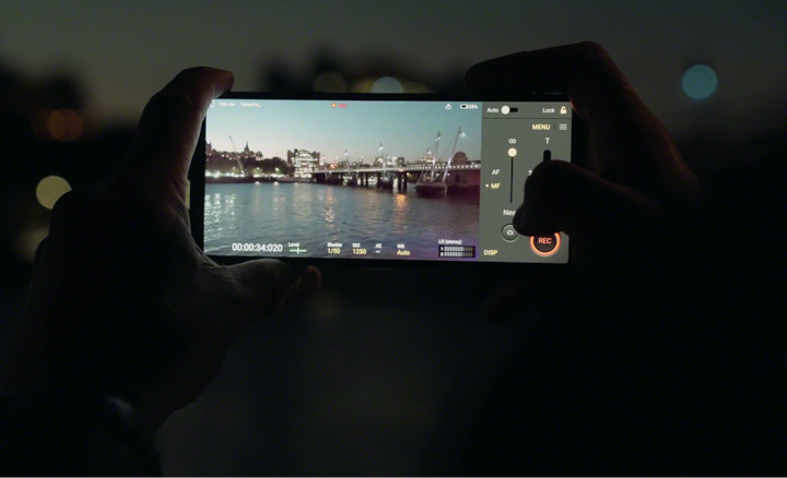 Крупный план съемки Лондона на видео на смартфон Xperia PRO-I при низкой освещенности.