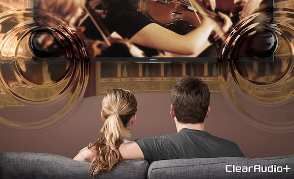 Пара слушает музыку на LED-телевизоре Smart TV с экраном 107 см/42 дюйма