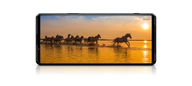 Экран Xperia 1 III с изображением бегущих диких лошадей