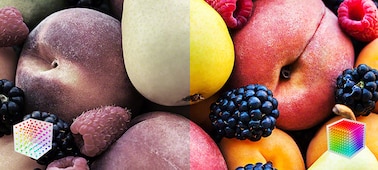 Крупный план фруктов, включая ягоды и персики