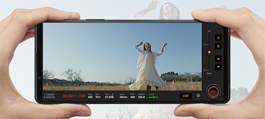 Xperia 1 III используется для съемки видеоматериала в замедленном режиме