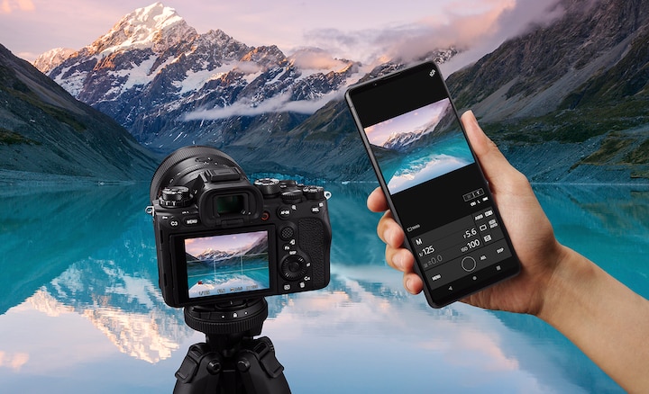 Захватывающее изображение альпийского озера и камеры Sony Alpha и Xperia PRO-I на переднем плане.