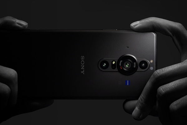 Крупный план камеры Xperia PRO-I с пальцем человека на кнопке затвора