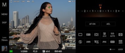 Интерфейс приложения для камеры смартфона Xperia с изображением модели, позирующей на фоне городского пейзажа
