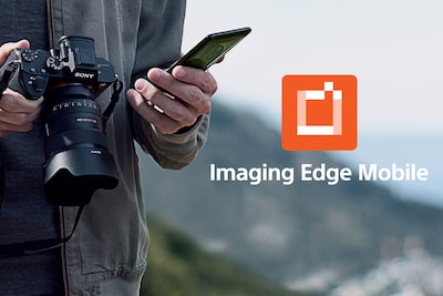 Изображение мужчины, держащего камеру α1 и смартфон, а также логотипа приложения Imaging Edge Mobile