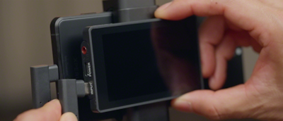 Крупный план того, как монитор Vlog Monitor подключают к смартфону Xperia