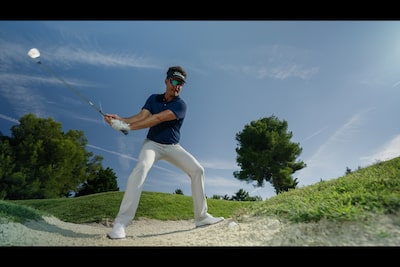 Пример изображения гольфиста, замахивающегося клюшкой для совершения удара