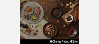 Изображение еды на столе, видимое через монитор, с видимой кнопкой рейтинга изменений