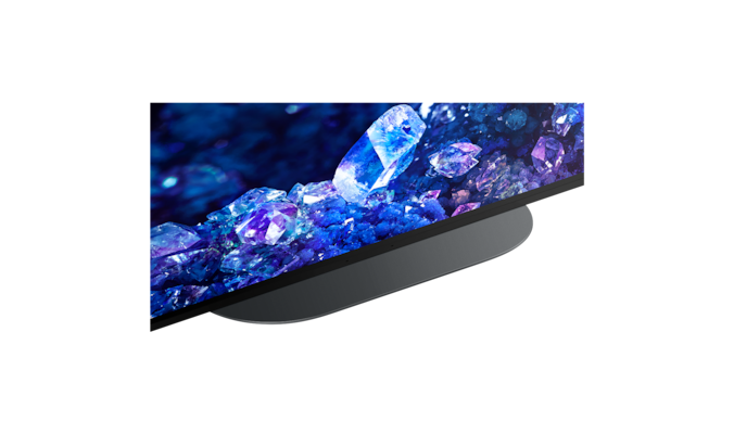 Крупный план на подставке телевизора с изображением синих и фиолетовых кристаллов на экране
