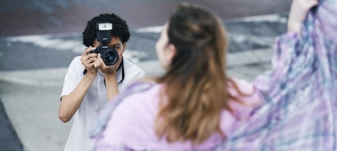 Мужчина снимает портрет на открытом воздухе в режиме скоростной серийной съемки