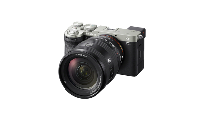 Изображение серебристой камеры с объективом SEL2070G, вид спереди