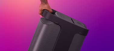 Изображение руки, которая держит акустическую систему XP700 с технологией X-Series за удобную ручку, расположенную на задней панели.