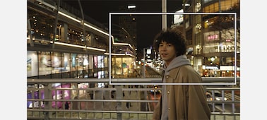 Изображение дисплея, на котором показан мужчина и белый квадрат автофокусировки вокруг него