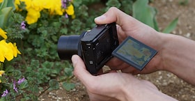 Поворотный экран цифровой камеры Sony DCS-RX100 III Cyber-shot для съемки в сложных условиях с низкого ракурса
