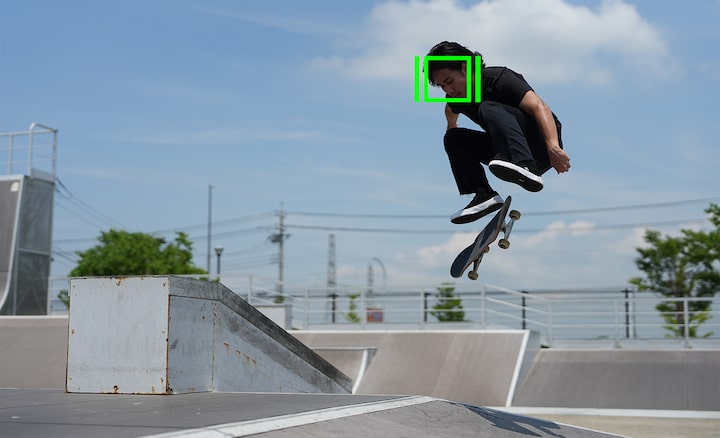 Фотография, на которой показано отслеживание в реальном времени, с рамкой автофокусировки на быстро движущемся объекте