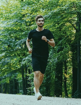 Мужчина бежит по лесу