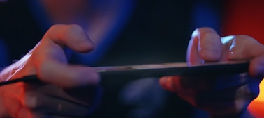 Изображение рук человека, играющего в мобильную игру на Xperia 1 III