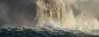 Изображение волн, бьющихся о скалы