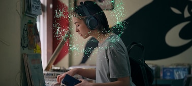 Женщина, наслаждающаяся звуком с функцией 360 Reality Audio