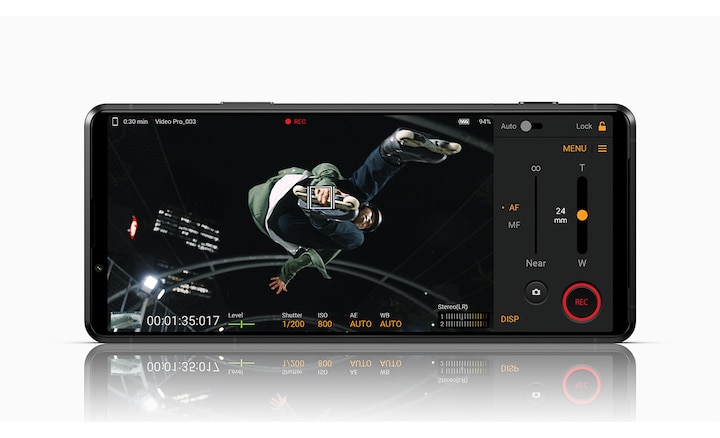 Смартфон Xperia PRO-I, на экране которого показано изображение человека на роликах и пользовательский интерфейс Videography Pro