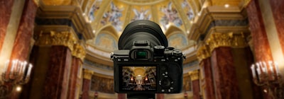 Камера на фоне размытого изображения церкви, вид сзади