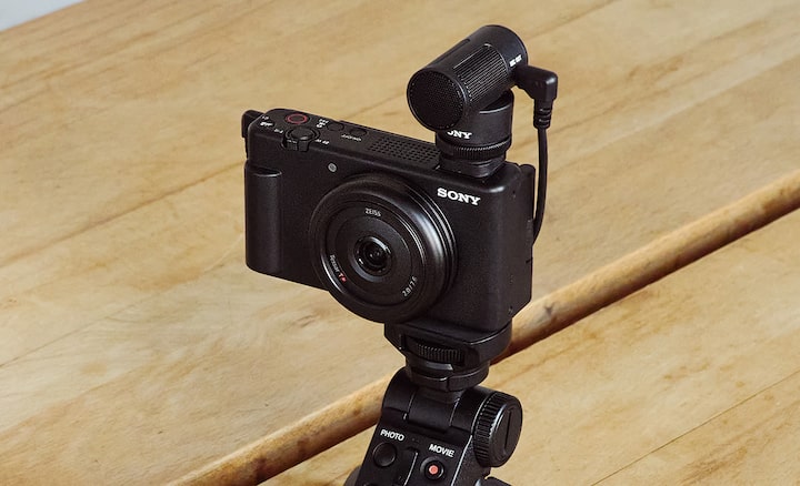 Изображение съемки селфи пользователем на камеру с рукояткой для съемки и беспроводным микрофоном ECM-W2BT
