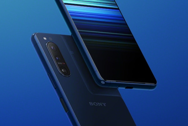 Смартфоны Xperia 5 II на синем фоне, вид спереди и сзади