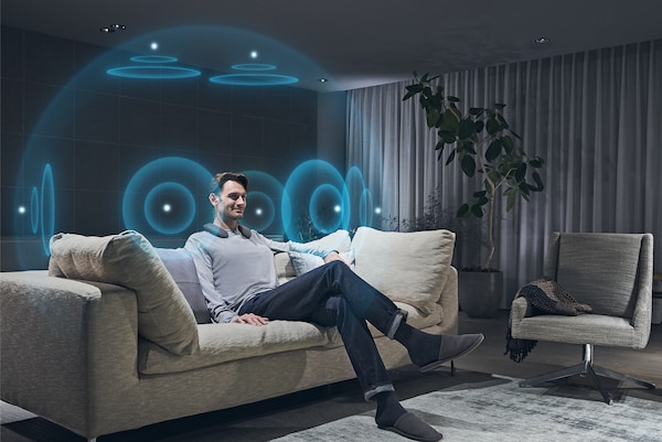 Изображение мужчины в гостиной, смотрящего телевизор BRAVIA с функцией «Пространственное звучание 360»