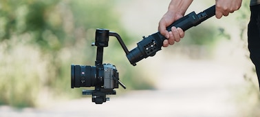 Изображение съемки с помощью камеры FX3, установленной на стабилизаторе, с прикрепленным объективом FE 16–35 мм F2.8 GM II