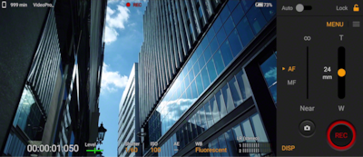 Снимок экрана Xperia, демонстрирующий интерфейс Videography Pro, а также изображение современного офисного здания
