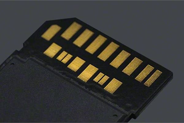 Первая в мире карта памяти SD без ребер между контактами