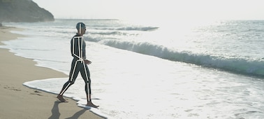 Пример изображения мужчины, идущего по пляжу
