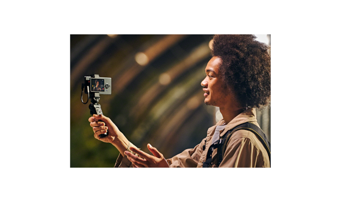 Мужчина, снимающий себя с помощью Vlog Monitor для Xperia PRO-I