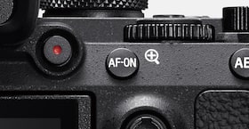Изображение камеры с кнопкой включения автофокусировки AF-ON, вид сзади